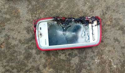 用諾基亞手機(jī)邊打電話邊充電，印度女子被炸死