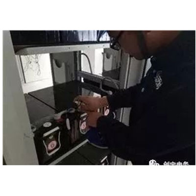 直流屏電纜樁頭噴涂防氧化劑.png