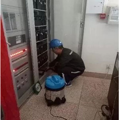 直流屏灰塵需專業(yè)人員定期清理.png