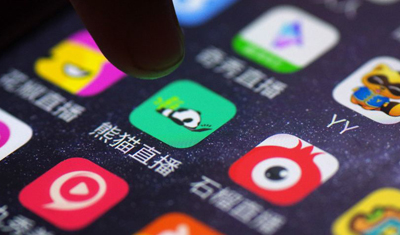 有出門遛狗走了兩步就開始圍觀戰(zhàn)局的 有忘了出門的目的是被派出來買菜的 也有把接孫子的任務(wù)拋之腦后的